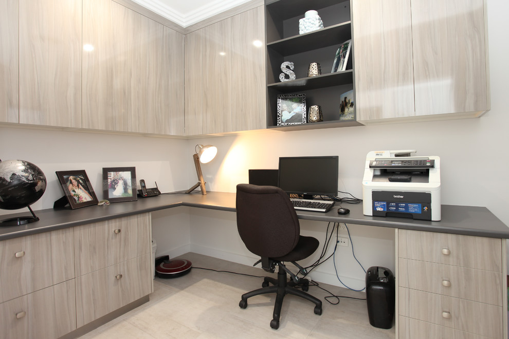 Foto di un piccolo ufficio minimal con pareti bianche, scrivania incassata, pavimento con piastrelle in ceramica e pavimento beige