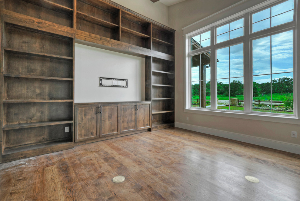 オースティンにあるカントリー風のおしゃれなホームオフィス・書斎 (ベージュの壁、淡色無垢フローリング) の写真