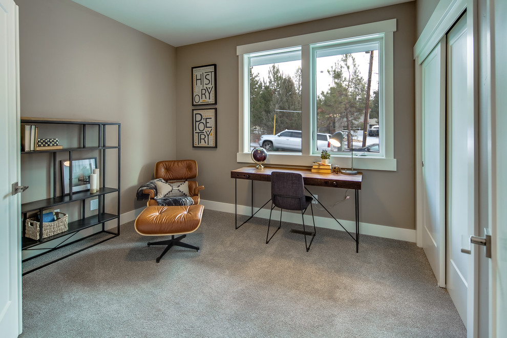 Diseño de despacho tradicional renovado de tamaño medio sin chimenea con paredes beige, moqueta, escritorio independiente y suelo beige