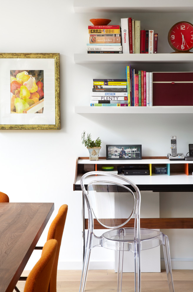 Inspiration pour un petit bureau design avec un mur blanc, parquet clair et un bureau indépendant.