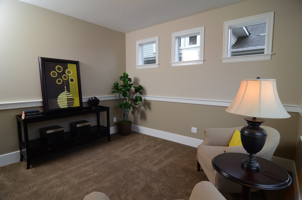 Foto de despacho de tamaño medio con paredes beige, moqueta y escritorio independiente