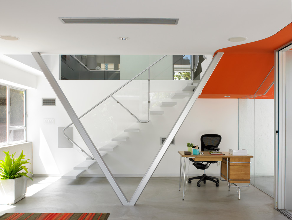 Exempel på ett modernt arbetsrum, med vita väggar