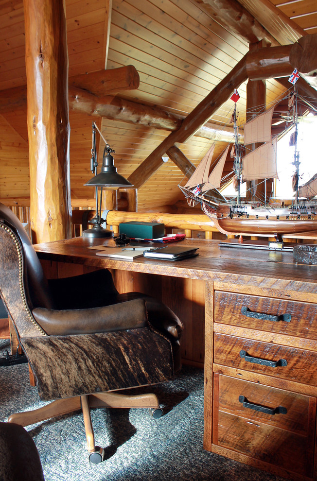 Foto de despacho rural de tamaño medio sin chimenea con moqueta y escritorio independiente