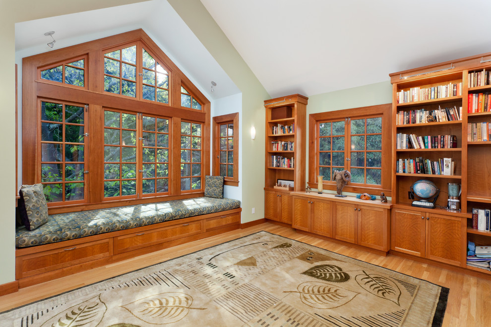 Idée de décoration pour un bureau craftsman avec une bibliothèque ou un coin lecture, un mur vert et parquet clair.