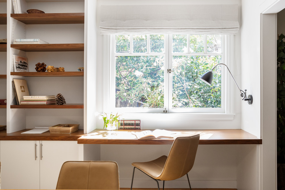 Свежая идея для дизайна: кабинет в современном стиле с белыми стенами и встроенным рабочим столом - отличное фото интерьера
