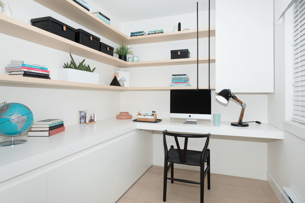 Idée de décoration pour un bureau minimaliste de taille moyenne avec un mur blanc, sol en stratifié, un bureau intégré et un sol beige.