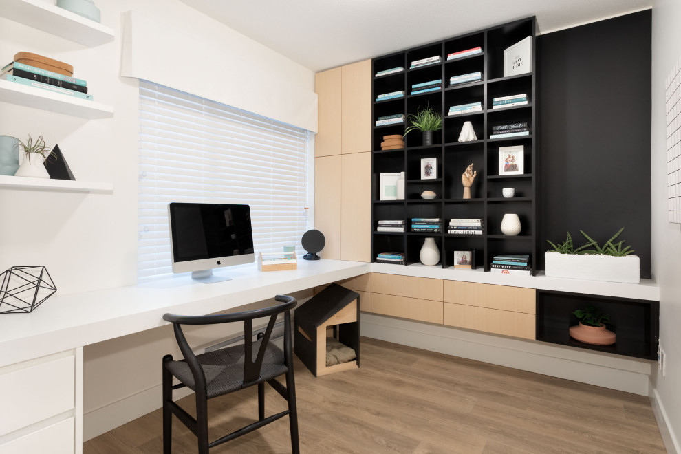 Immagine di un ufficio contemporaneo con pareti bianche, pavimento in legno massello medio, nessun camino, scrivania incassata e pavimento marrone
