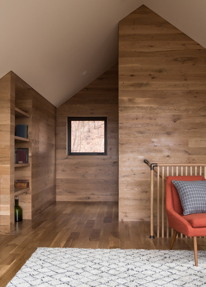 Ispirazione per un piccolo ufficio stile rurale con pareti marroni, pavimento in legno massello medio e scrivania incassata