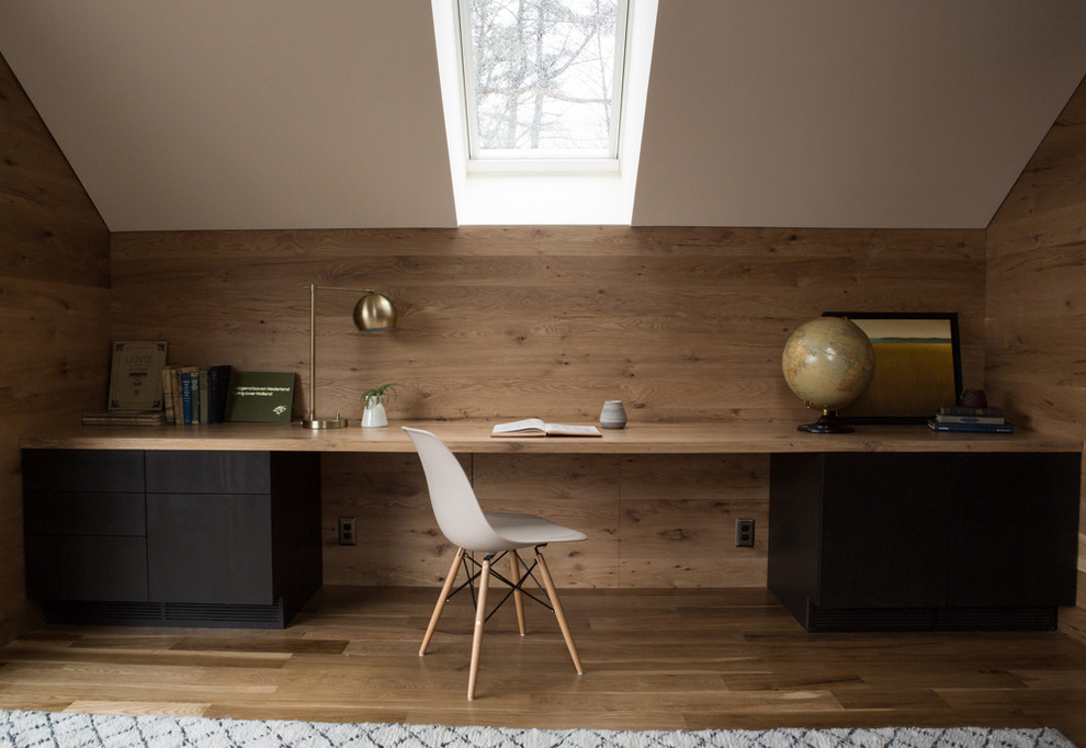 Ispirazione per un piccolo ufficio stile rurale con pareti marroni, pavimento in legno massello medio e scrivania incassata