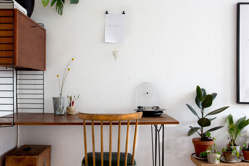 Imagen de despacho escandinavo de tamaño medio con paredes blancas y escritorio independiente