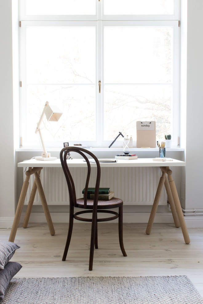 Diseño de despacho actual pequeño sin chimenea con suelo de madera clara, escritorio independiente y paredes grises
