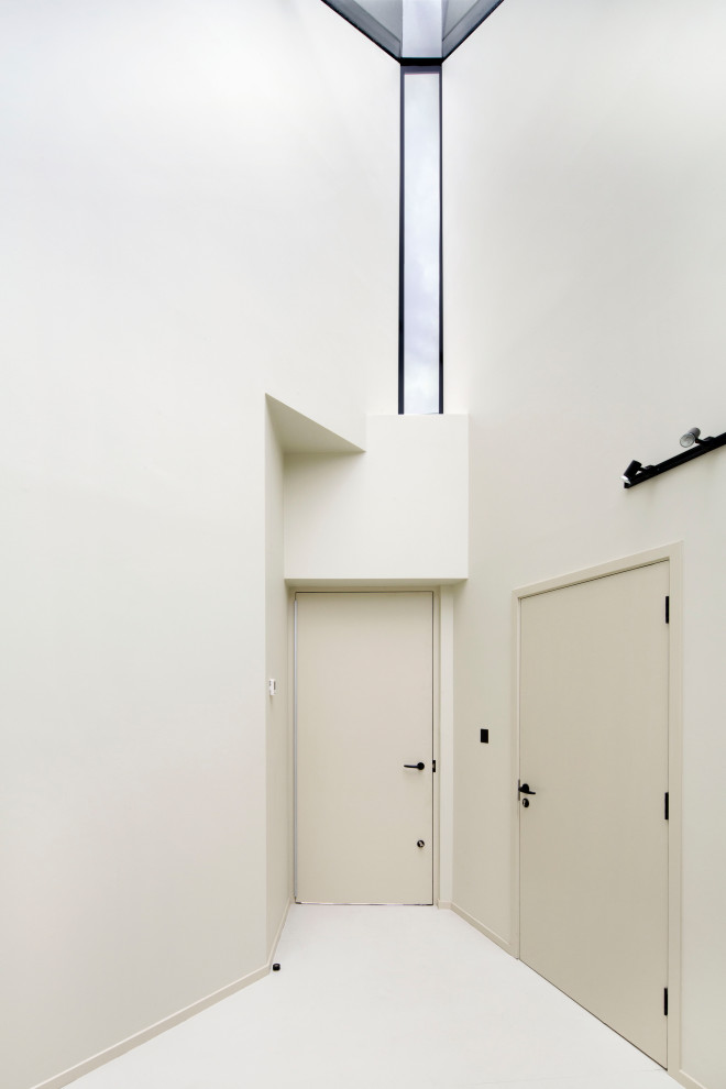 Ispirazione per un piccolo atelier contemporaneo con pareti bianche, pavimento in vinile e pavimento bianco