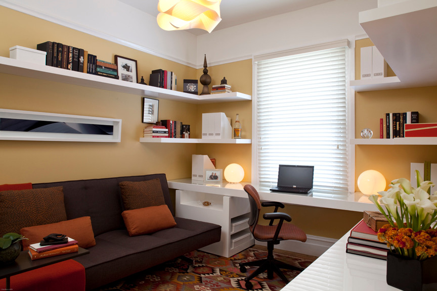 サンフランシスコにある小さなコンテンポラリースタイルのおしゃれなホームオフィス・書斎 (黄色い壁、無垢フローリング、造り付け机、茶色い床) の写真