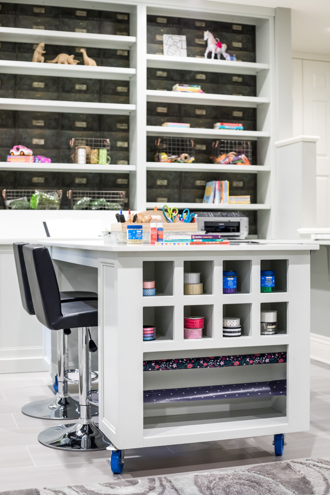 Imagen de despacho clásico renovado con paredes grises, escritorio independiente y suelo beige
