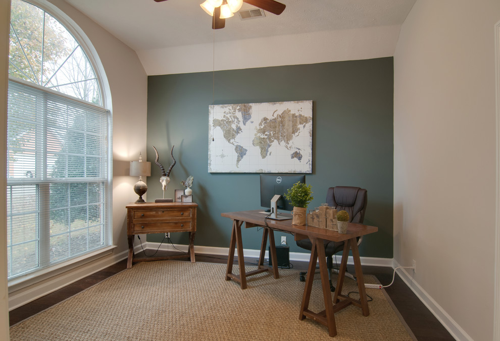 Cette image montre un bureau traditionnel de taille moyenne avec parquet foncé, un bureau indépendant et un mur vert.