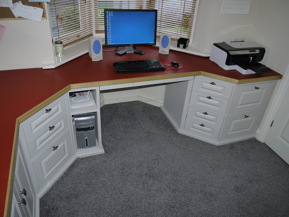 Immagine di un ufficio contemporaneo di medie dimensioni con pareti beige, moquette e scrivania incassata