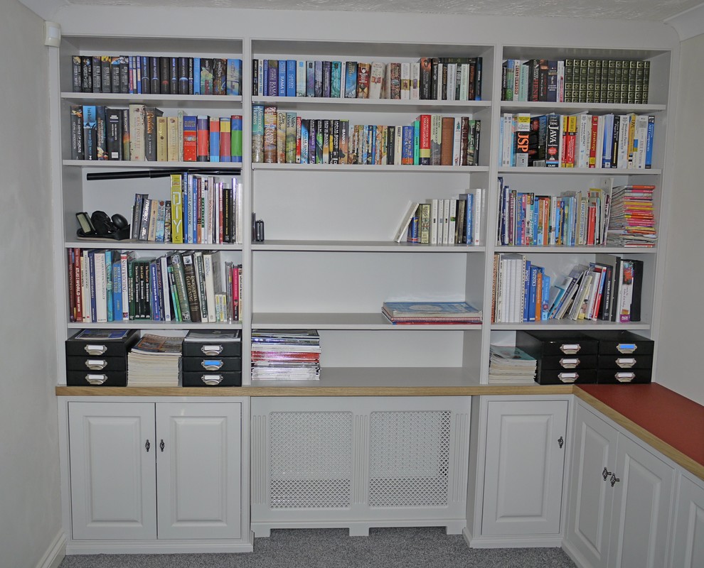 Inspiration för mellanstora moderna hemmabibliotek, med beige väggar, heltäckningsmatta och ett inbyggt skrivbord