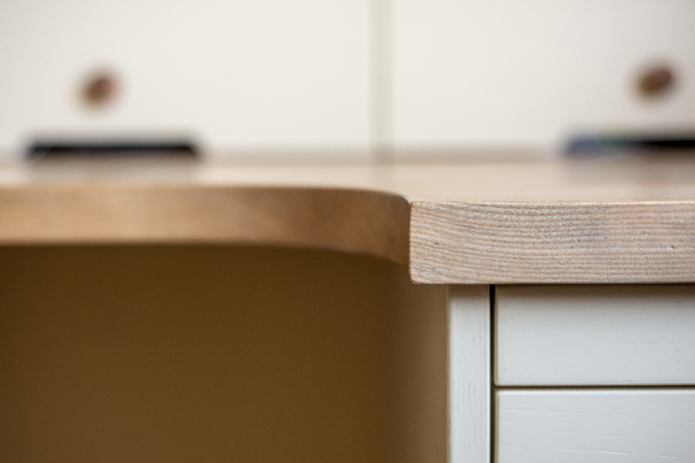 Foto di un piccolo ufficio chic con pareti beige, moquette, scrivania incassata e pavimento beige