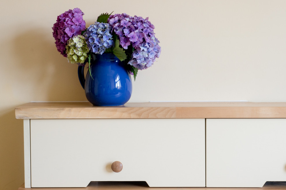 Ejemplo de despacho clásico pequeño con paredes beige, moqueta, escritorio empotrado y suelo beige