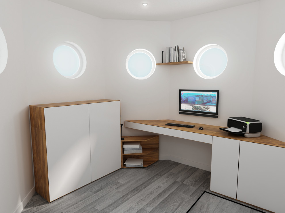 Diseño de despacho actual de tamaño medio con paredes blancas, suelo de madera clara y escritorio empotrado