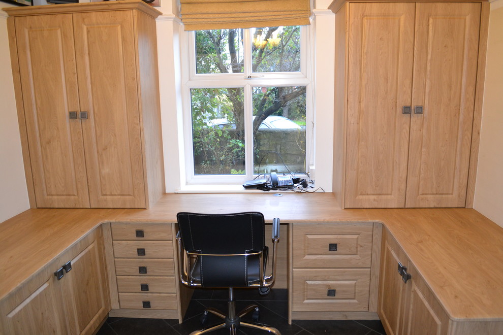 Idee per un piccolo ufficio chic con pareti beige, nessun camino, scrivania incassata, pavimento in ardesia e pavimento grigio