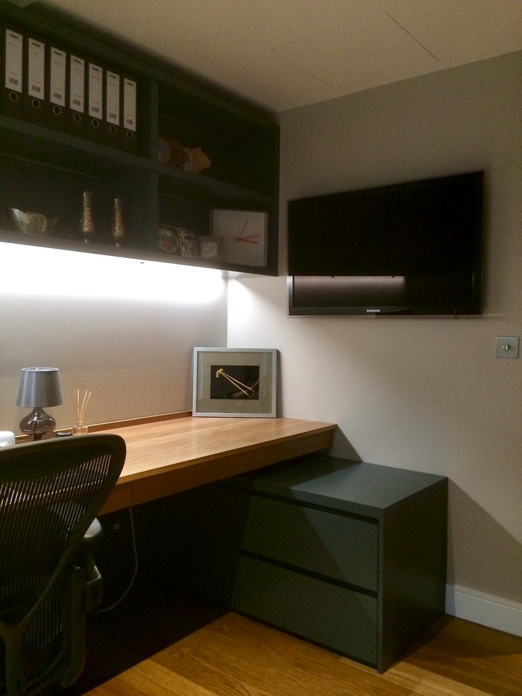 Imagen de despacho contemporáneo pequeño con escritorio empotrado