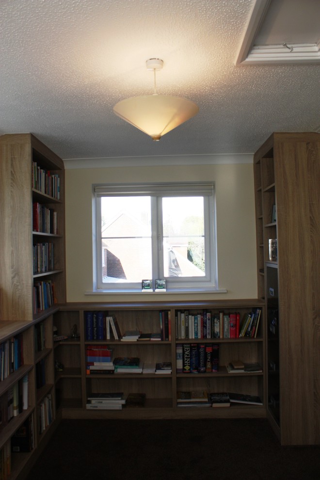 Mittelgroßes Modernes Arbeitszimmer mit Arbeitsplatz, beiger Wandfarbe, Teppichboden, freistehendem Schreibtisch und braunem Boden in Kent