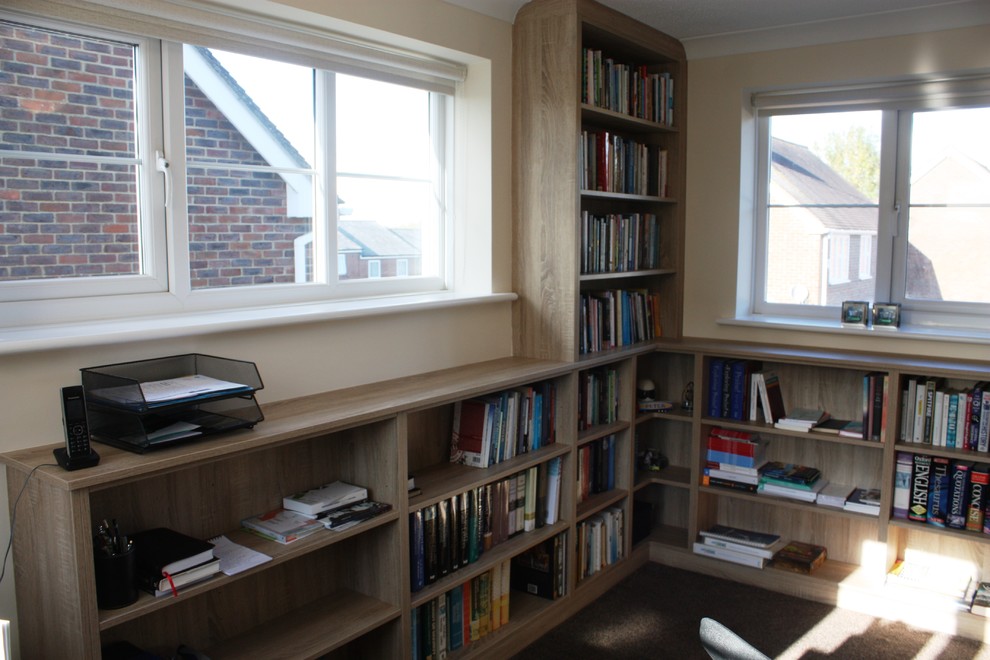 Foto de despacho actual de tamaño medio con paredes beige, moqueta, escritorio independiente y suelo marrón