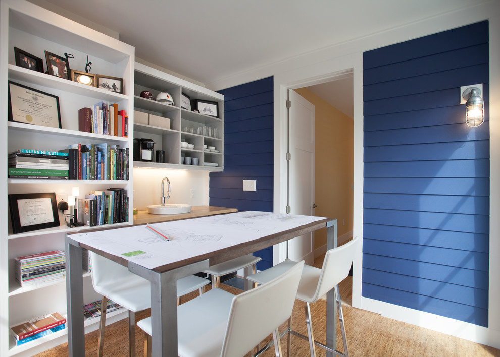 Стильный дизайн: домашняя мастерская в морском стиле с синими стенами, паркетным полом среднего тона и отдельно стоящим рабочим столом - последний тренд