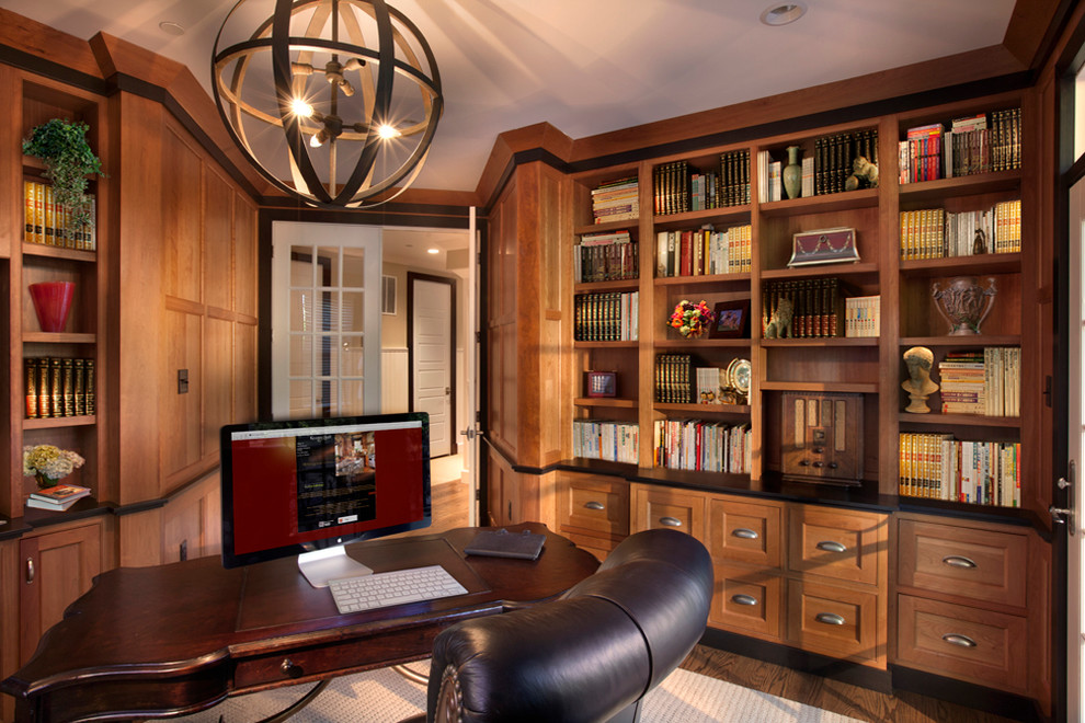 Foto di un ufficio tradizionale di medie dimensioni con nessun camino, scrivania autoportante, pareti beige e parquet scuro