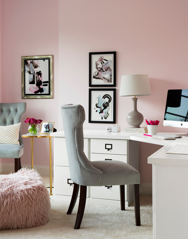 ワシントンD.C.にある中くらいなトランジショナルスタイルのおしゃれなホームオフィス・書斎 (ピンクの壁、カーペット敷き、ベージュの床、造り付け机) の写真