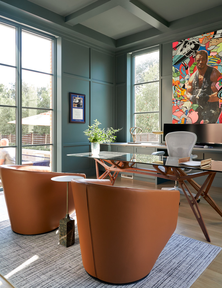 Mittelgroßes Klassisches Arbeitszimmer ohne Kamin mit grüner Wandfarbe, hellem Holzboden, freistehendem Schreibtisch, beigem Boden und Arbeitsplatz in Dallas