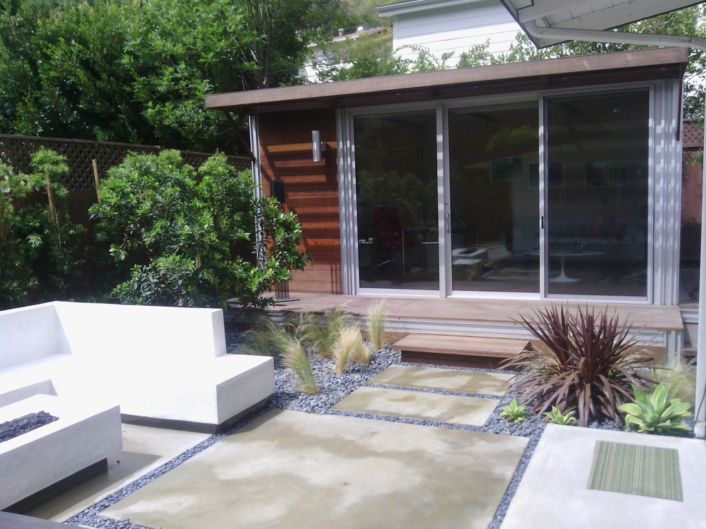 Идея дизайна: маленькая домашняя мастерская в стиле модернизм с темным паркетным полом для на участке и в саду