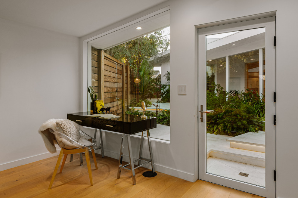 Идея дизайна: маленькая домашняя мастерская в стиле ретро с светлым паркетным полом и отдельно стоящим рабочим столом для на участке и в саду