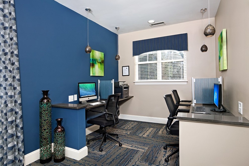 ローリーにある小さなトランジショナルスタイルのおしゃれなアトリエ・スタジオ (青い壁、カーペット敷き、造り付け机) の写真