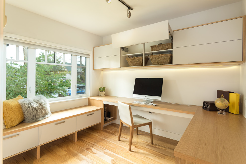 Foto de despacho contemporáneo de tamaño medio con paredes blancas, escritorio empotrado, suelo marrón y suelo de madera en tonos medios