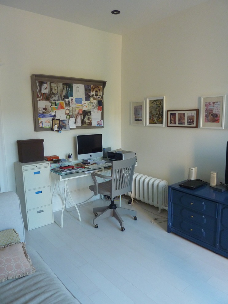 Foto di un piccolo ufficio chic con pareti bianche, parquet chiaro, nessun camino, scrivania autoportante e pavimento bianco