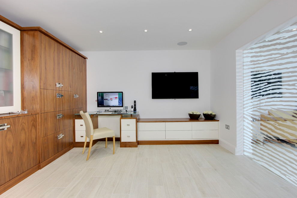 Mittelgroßes Modernes Arbeitszimmer mit weißer Wandfarbe, Porzellan-Bodenfliesen und Einbau-Schreibtisch in London