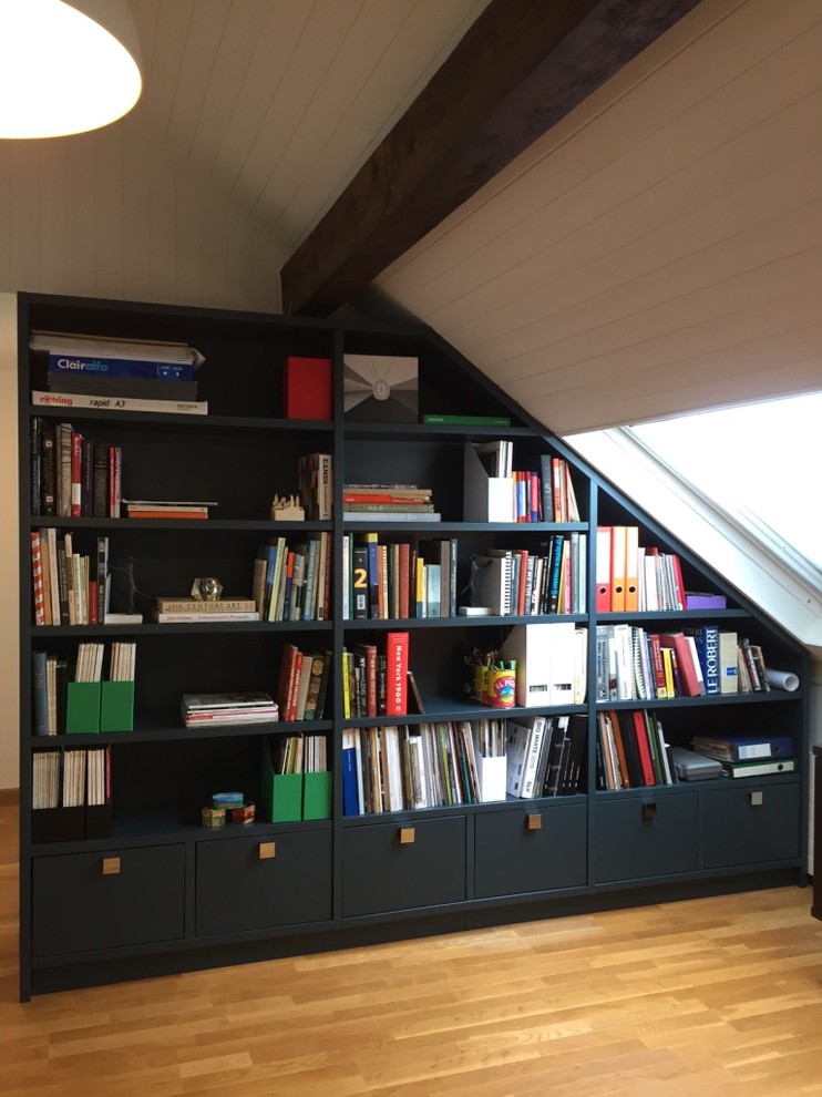 Cette image montre un bureau minimaliste de taille moyenne et de type studio avec parquet clair.