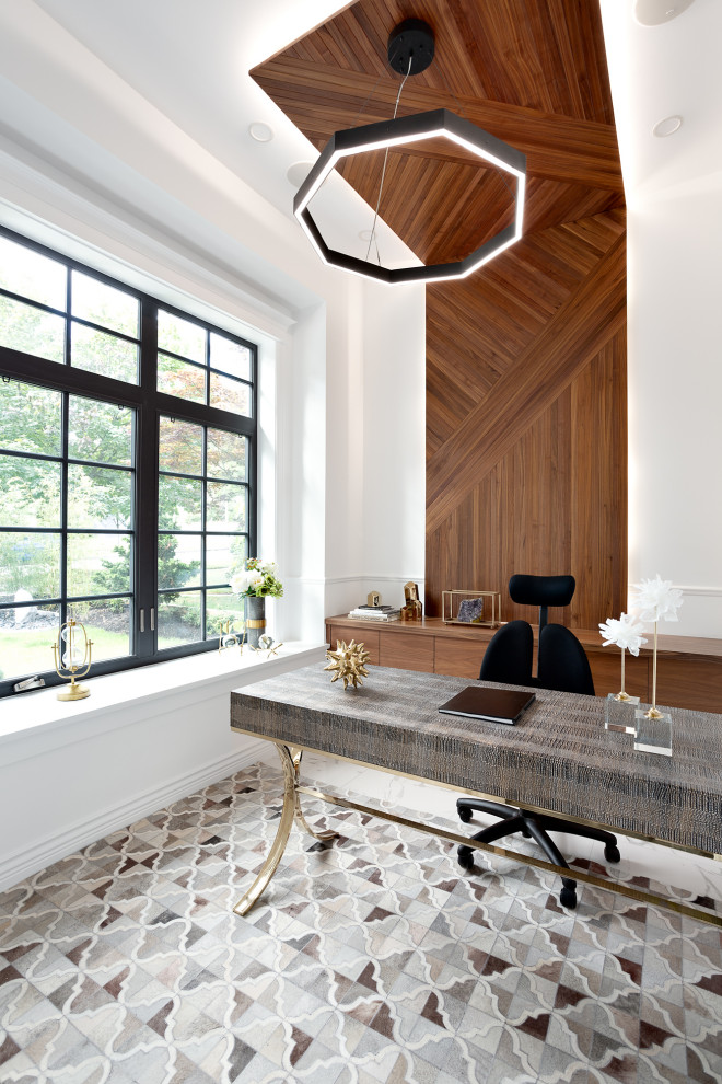 Kleines Modernes Arbeitszimmer mit Arbeitsplatz, weißer Wandfarbe, Porzellan-Bodenfliesen, freistehendem Schreibtisch, weißem Boden, Holzdecke und Holzwänden in Vancouver