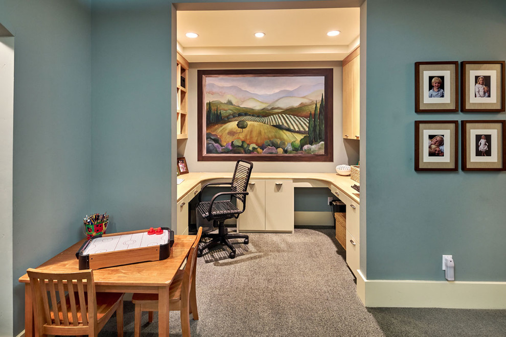 Mittelgroßes Mediterranes Arbeitszimmer mit Arbeitsplatz, grauer Wandfarbe, Teppichboden und Einbau-Schreibtisch in San Francisco