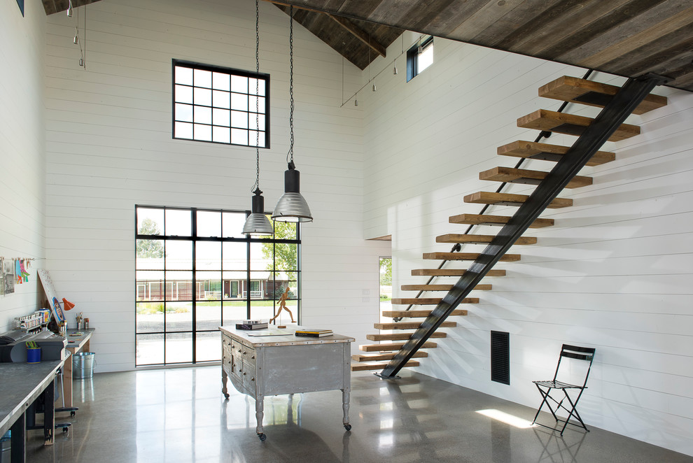 Идея дизайна: огромная домашняя мастерская в стиле модернизм с белыми стенами, бетонным полом и серым полом
