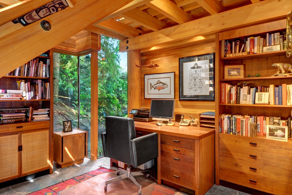 シアトルにあるラグジュアリーなラスティックスタイルのおしゃれな書斎 (暖炉なし、自立型机) の写真