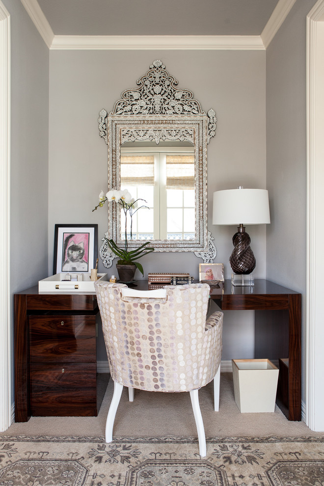 Cette image montre un bureau style shabby chic de taille moyenne avec un mur gris, moquette, un bureau indépendant, un sol beige et aucune cheminée.