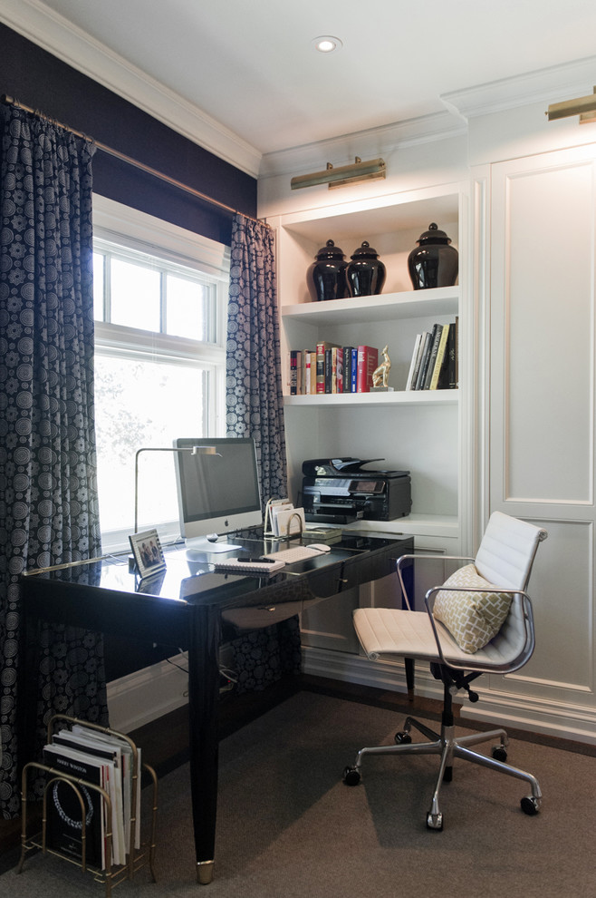 Foto de despacho actual de tamaño medio con paredes blancas, suelo de madera en tonos medios y escritorio independiente