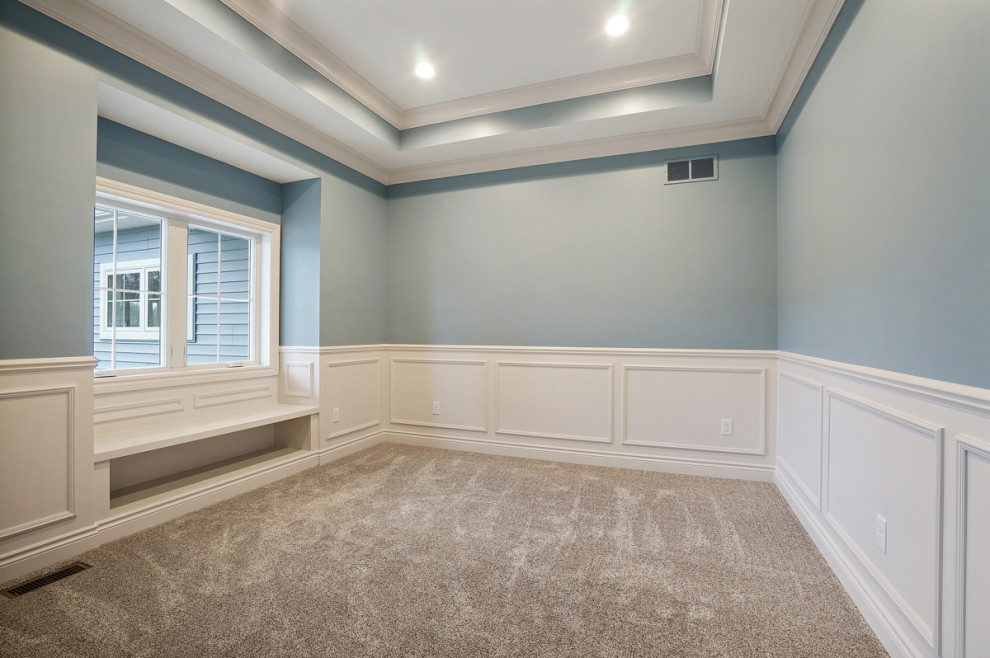 Стильный дизайн: большой кабинет в классическом стиле с синими стенами, ковровым покрытием и коричневым полом без камина - последний тренд