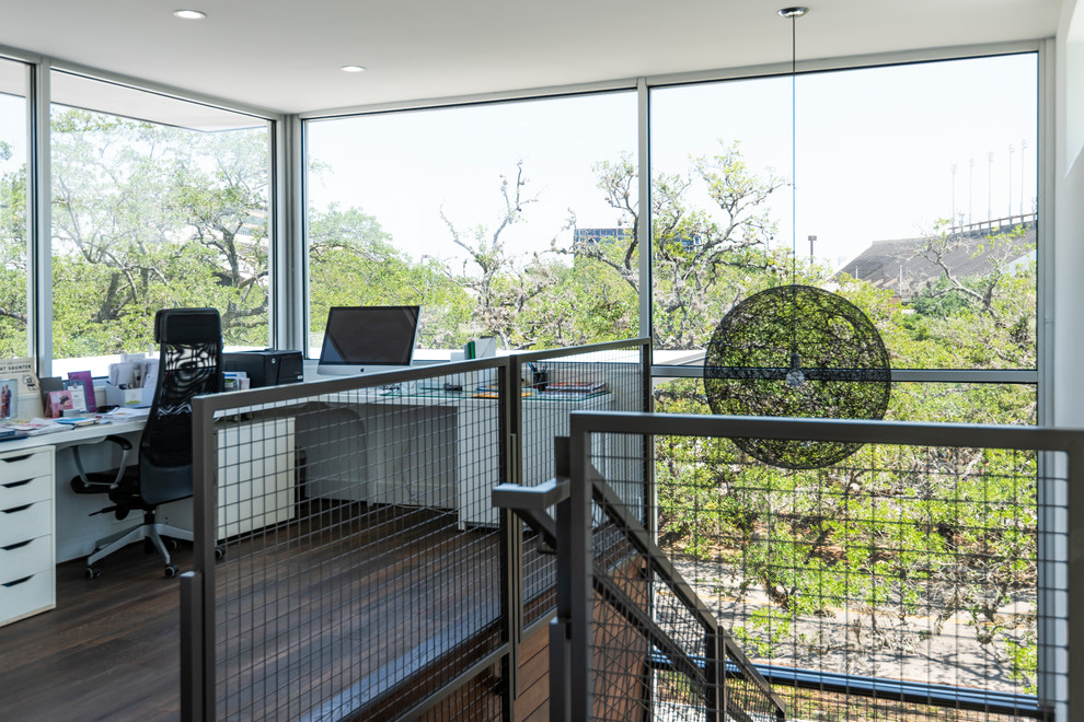 На фото: маленькое рабочее место в стиле модернизм с встроенным рабочим столом для на участке и в саду
