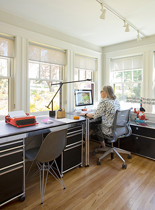 Mittelgroßes Modernes Arbeitszimmer ohne Kamin mit Studio, beiger Wandfarbe, hellem Holzboden und freistehendem Schreibtisch in Boston