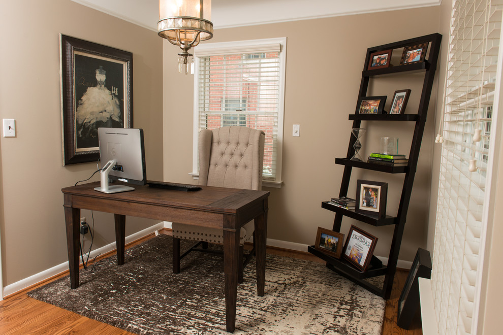Ejemplo de despacho contemporáneo de tamaño medio sin chimenea con paredes beige, suelo de madera en tonos medios y escritorio independiente