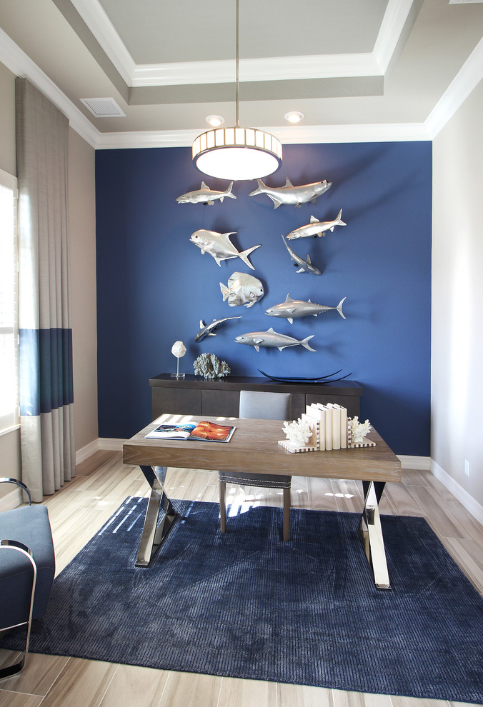 Ejemplo de despacho marinero de tamaño medio con paredes azules y escritorio independiente